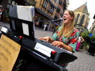 La jeune Suissesse Merel, chanteuse à la fois cigale et fourmi