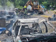 Tractopelle et voiture en feu : important panache de fumée visible depuis toute la ville