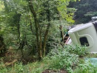 Un camion se renverse, le chauffeur sauvé par des arbres